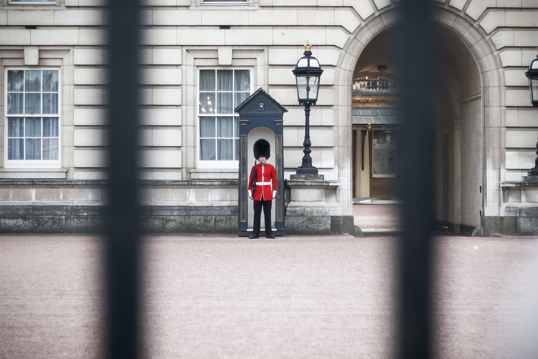 Image of guardsman outside Buckingham Palace